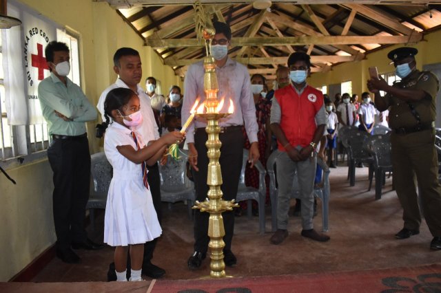 මස්කෙළිය සමන්එලිය විද්‍යාලයේ දරුවන්ට පාසල් උපකරණ සහ වියලි ආහාර ද්‍රව්‍ය බෙදා දෙයි